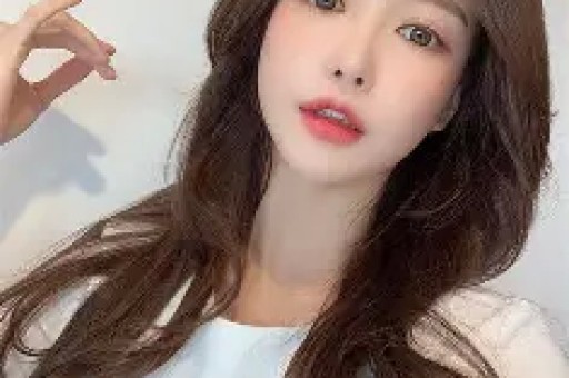 德云社孙越近期陷入耍大牌争议事发停车场路人偶遇上前问好索要签名虽口头应声却未停下脚步径直上车离开这段视频流出后引发网友
